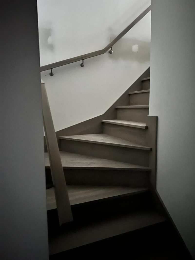 Escalier tournant peint gris, vu du bas