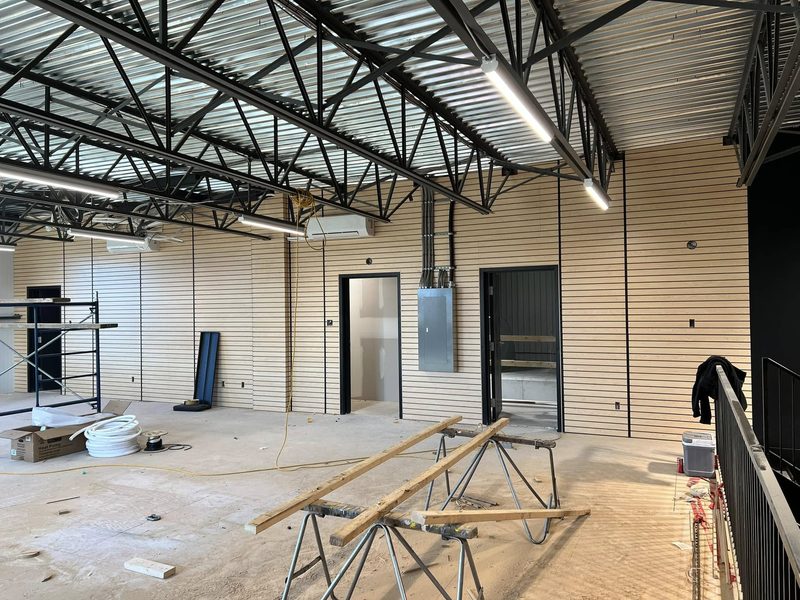 Intérieur d'un bâtiment industriel pendant l'installation des garde-corps