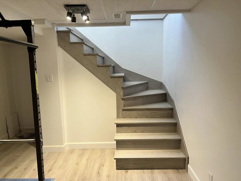 Escalier tournant en bois gris clair
