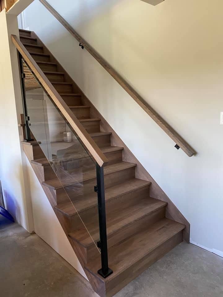 Escalier en bois avec garde-corps de verre et main courante murale
