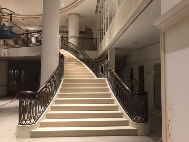 Escalier monumental courbe installé sur un chantier commercial à Laval