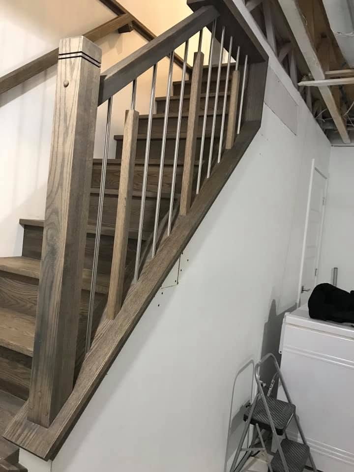 Garde-corps d'escalier en bois foncé, poteau et barreaux de bois