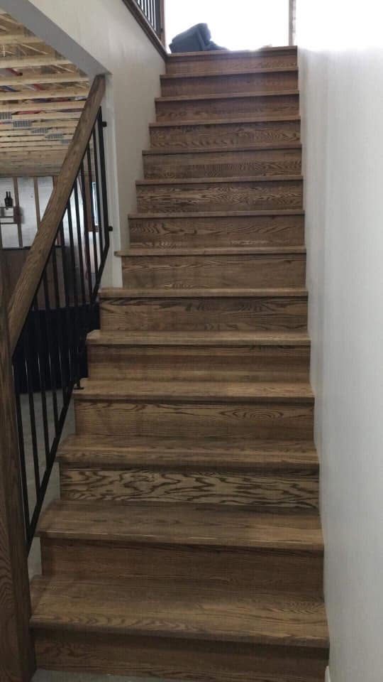 Escalier droit en bois teint, vu du bas