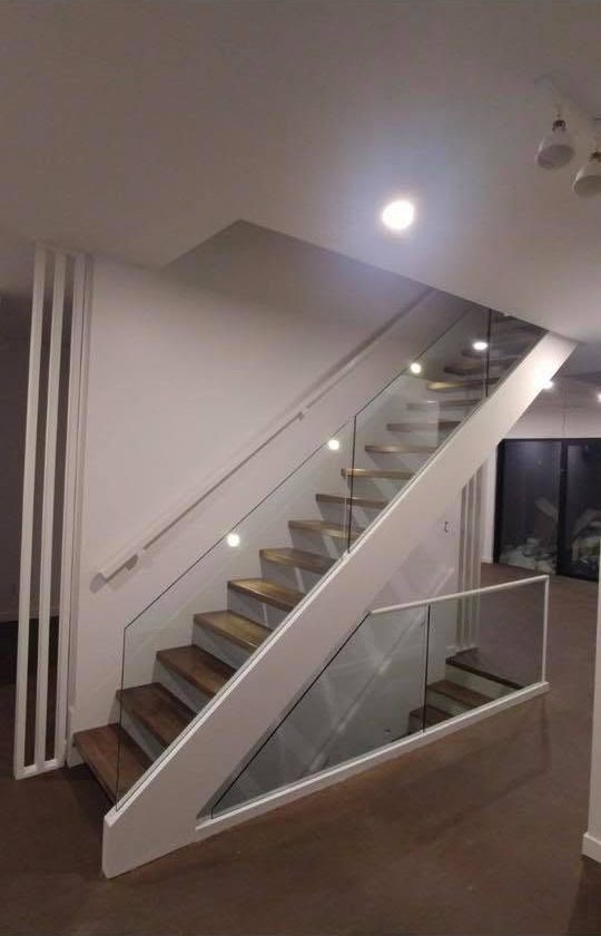 Escalier avec garde-corps de verre, éclairage encastré